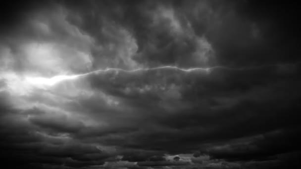 Villámlik és sötét felhős ég - Felvétel, videó