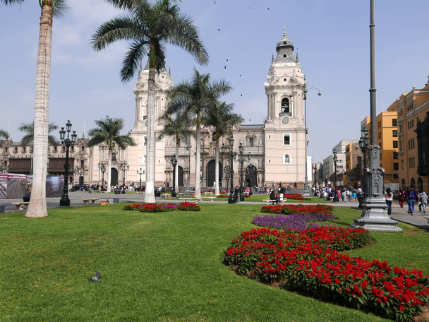 Vue panoramique sur la cathédrale de Lima. Il est situé sur la Plaza Mayor ou Plaza de Armas ou aussi appelé place principale et son jardin ornemental dans le centre historique de Lima, un site du patrimoine mondial de l'UNESCO
  - Photo, image