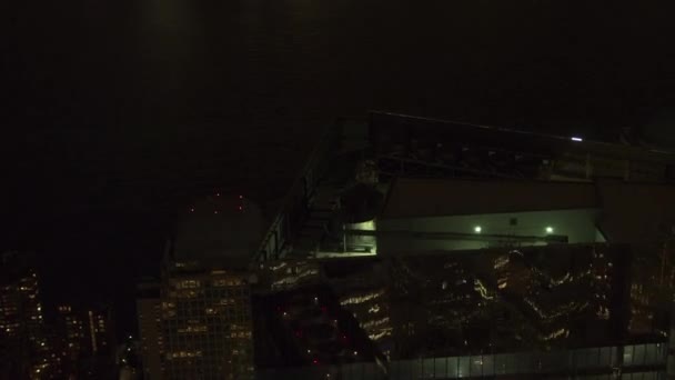ハドソン川のヨットハーバー上ブルック フィールド場所金融センター事務所ビルの複雑な上昇に向かって 4 世界貿易センターの屋上上空ヘリの空中ショット、クローズ アップ。 - 映像、動画