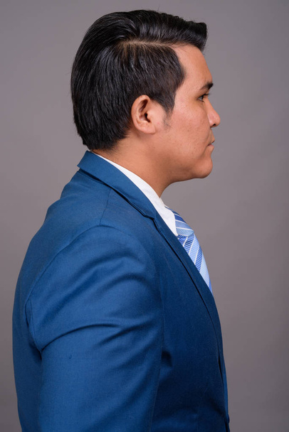 Jeune homme d'affaires multi-ethnique sur fond gris
 - Photo, image