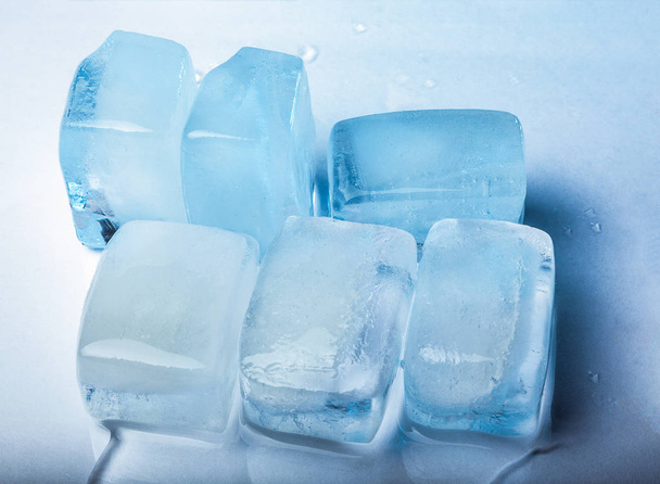 Close-up van natuurlijke ijsblokjes - Foto, afbeelding