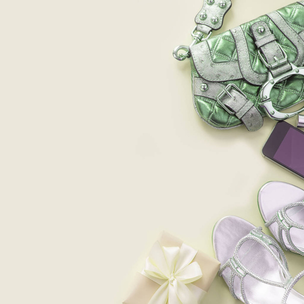Moderne mode accessoires jonge vrouwen schoenen handtas telefoon gadget gift box gele achtergrond. Bovenaanzicht plat leggen - Foto, afbeelding