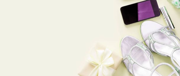 Banner moderne mode accessoires jonge vrouwen schoenen handtas telefoon gadget gift box gele achtergrond. Bovenaanzicht plat leggen - Foto, afbeelding