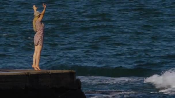 Gesunder Lebensstil. Mensch und Natur. sanitäre Einrichtungen am Meer. Yoga-Anfänger - Filmmaterial, Video