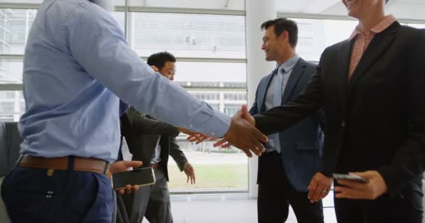 Close-up of businesspeople greeting each other in office 4k - Séquence, vidéo