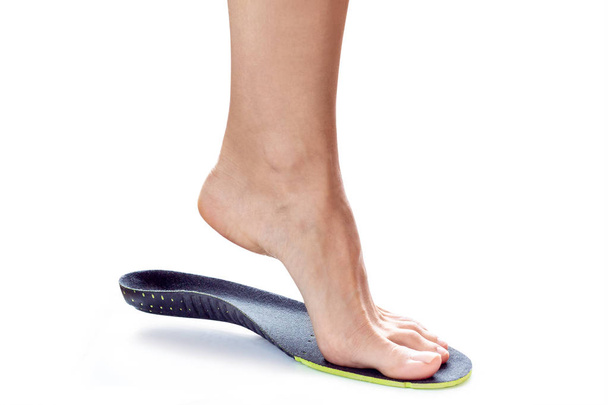 a toe ortopéd talpbetét a női lábra áll - Fotó, kép