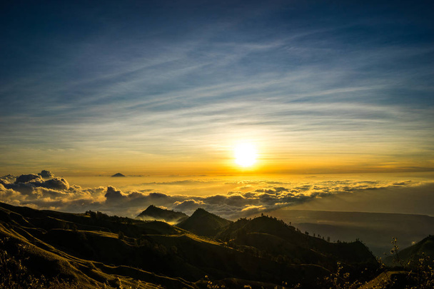 Auringonlasku Pilvien yllä vuoren huipulla vulkaaninen Rinjani Lombok Indonesia
 - Valokuva, kuva