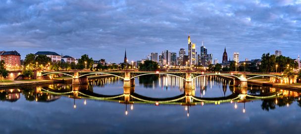 Vista panoramica della città di Francoforte e del suo bellissimo skyline
 - Foto, immagini