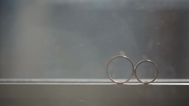 Złote pierścienie makro ślub zbliżenie strzelać diamon Biżuteria - Materiał filmowy, wideo