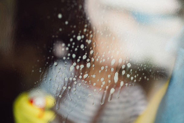 Janela de limpeza de mulher com spray de limpeza
 - Foto, Imagem