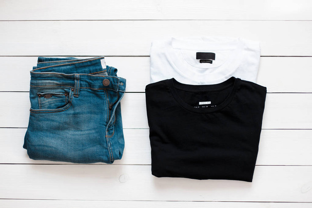  Летняя мужская одежда. Джинсы с черно-белым Т-ши
 - Фото, изображение