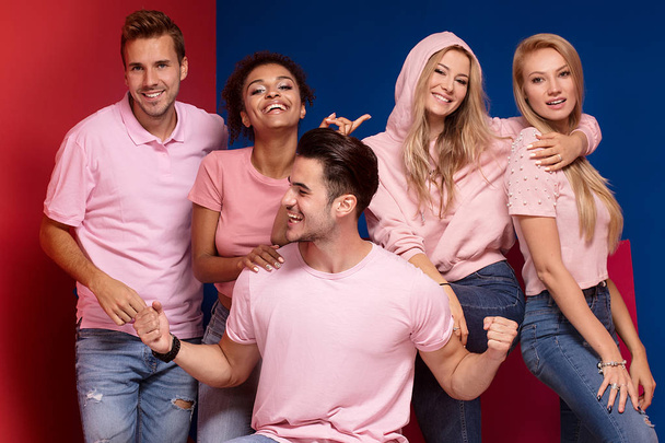 Group of young multi-ethnic attractive people smiling and having fun together, posing on colorful background. - Foto, Bild