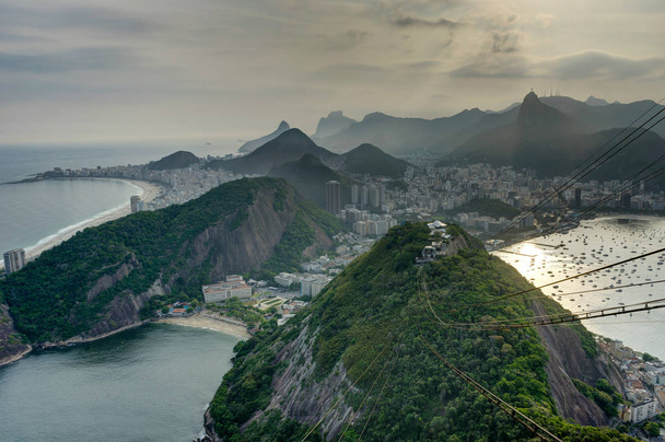 Rio de Janeiro uitzicht vanaf Suikerbroodberg over de stad tijdens zonsondergang - Foto, afbeelding
