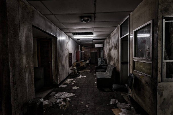 Vista da sala escura abandonada no Hospital Psiquiátrico de Bangkok, Tailândia. Conceito assustador de Halloween
. - Foto, Imagem