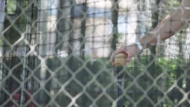Hidas liike poika lyömällä T-Ball sisällä lyöntivuoro häkissä aikana baseball käytännössä
 - Materiaali, video