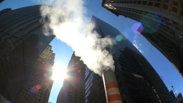 Fischauge-Blick auf Wall-Street-Gebäude mit Dampfauslass - Filmmaterial, Video