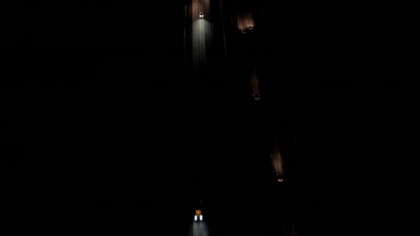 Légi Heli felvétel: Repül át elfoglalt teljes forgalom autópálya kigyulladt autó fények éjszaka. Autók, utazás, félig teherautók hajózás, ingázók vezetés mentén a semmi közepén gyorsforgalmi - Felvétel, videó