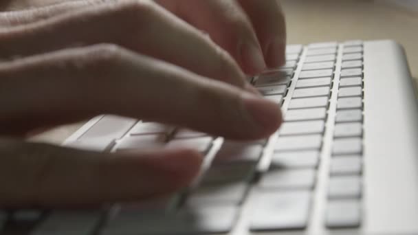 Close Up, Dof: Nierozpoznany osoba pracująca na komputerze w biurze, wprowadzanie tekstu do dokumentu przy użyciu klawiatury. Biznesmen pisania bezwzrokowego oburącz, pisanie wiadomości e-mail i przeglądania Internetu - Materiał filmowy, wideo