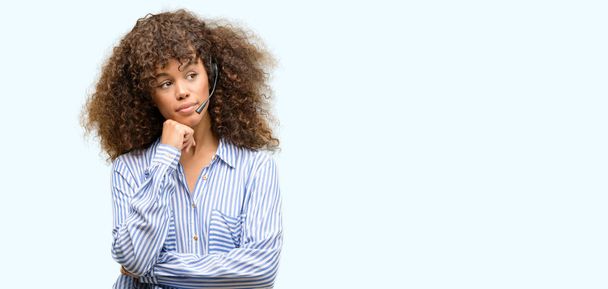 Афро-американських call центр оператора жінка серйозним обличчям думати про питання, дуже плутати ідея - Фото, зображення