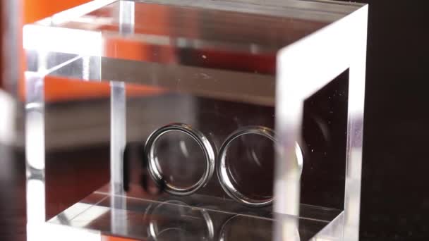 Diamon Kuyumculuk Gümüş Alyans cam kutusunu makro closeup içinde ateş - Video, Çekim