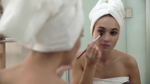 Makeup. Woman Applying Eyeshadows And Looking At Mirror - Filmagem, Vídeo
