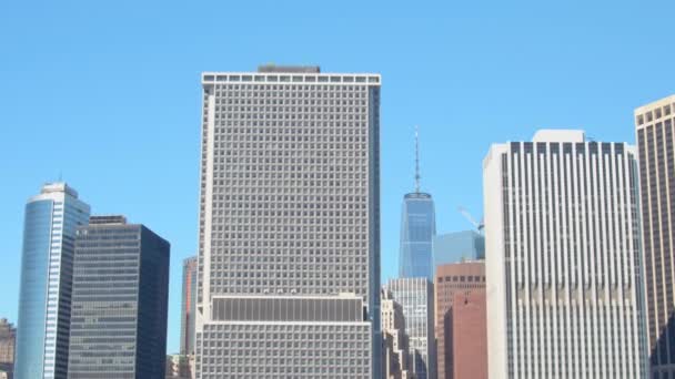 LOW ANGLE VIEW SULJE Up: Jättimäinen lasimainen pilvenpiirtäjiä ja toimistorakennuksia saavuttaa korkealla ilmassa modernin suurkaupungin. Nykyaikainen arkkitehtuuri Manhattanin keskustassa, New Yorkissa
 - Materiaali, video