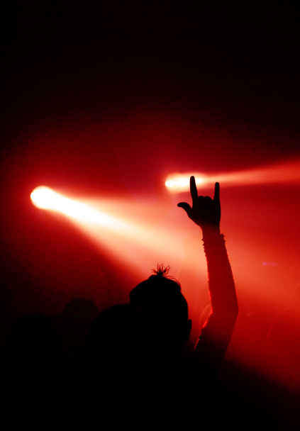 Fan montre signe diable lors d'un concert pop
; - Photo, image