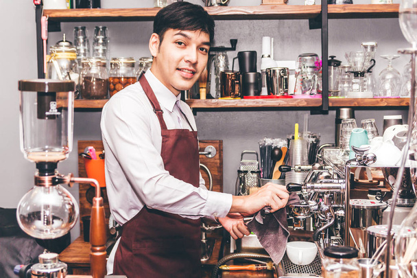 Muž Barista pomocí kávovar pro přípravu kávy v kavárně - Fotografie, Obrázek