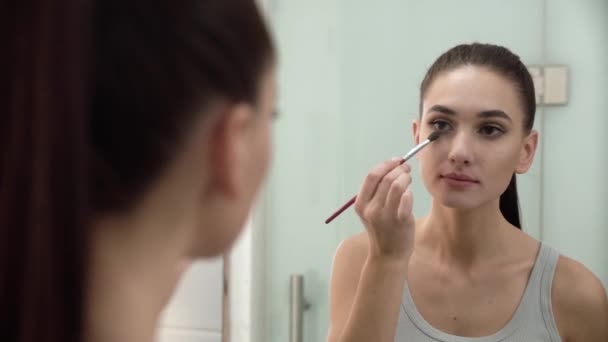 Makeup. Woman Applying Eyeshadows And Looking At Mirror - Filmagem, Vídeo