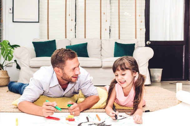 Père avec la petite fille s'amuser et faire ses devoirs à la maison.peinture et dessin.Amour de la famille et le concept de la fête des pères
 - Photo, image