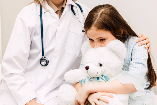 Ο γιατρός διαβούλευση και ελέγξτε τις πληροφορίες με το κοριτσάκι στο νοσοκομείο. Ένα μικρό κορίτσι έχει sick.healthcare και ιατρική - Φωτογραφία, εικόνα