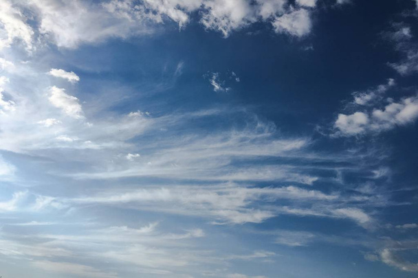 Bir mavi gökyüzü arka plan güzel bulutlar. Bulut gökyüzü. Mavi gökyüzü bulutlu hava, doğa bulut ile. Beyaz bulutlar, mavi gökyüzü ve güneş. - Fotoğraf, Görsel