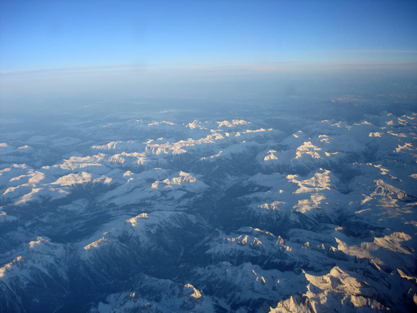 Blick auf weit entfernte blaue Berge unter Flugplan - Foto, Bild