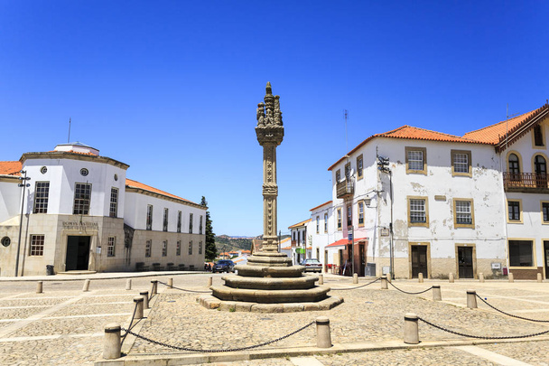 ヴィラノヴァデフォス Coa、ポルトガルの町で 16 世紀ゴシック マヌエル様式花崗岩 pillory 観 - 写真・画像