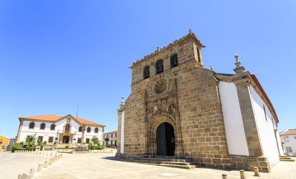 Kościół parafialny, ratusz i pręgierz na głównym placu miasta Vila Nova de Foz Coa, Portugalia - Zdjęcie, obraz