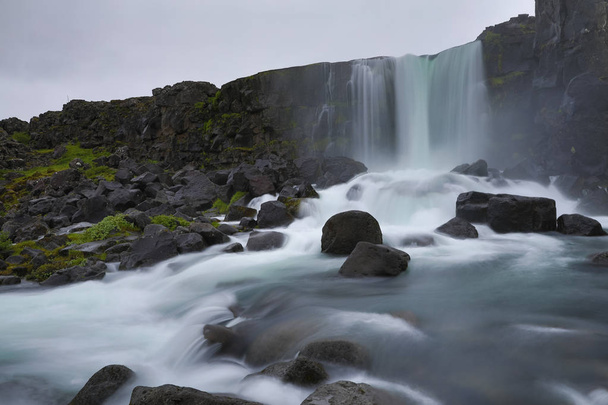 Čedičový skalní útvary v národním parku Thingvellir vytvářejí Tento velkolepý vodopád. Island - Fotografie, Obrázek