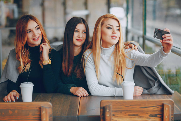 Three girls in cafe - Foto, imagen
