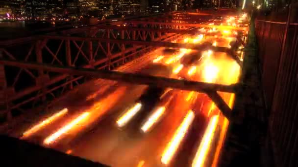 lapso de tempo à noite na Brooklyn Bridge, NYC com horizonte iluminado de Manhattan
 - Filmagem, Vídeo