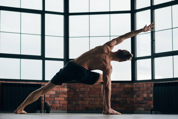 йога чоловіки спортивний спосіб життя сильний тонований підходить м'язи
 - Фото, зображення