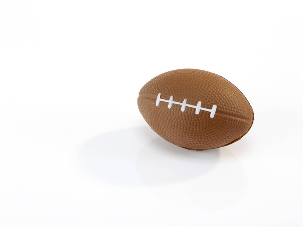 Brinquedo futebol americano fundo branco, close-up
 - Foto, Imagem