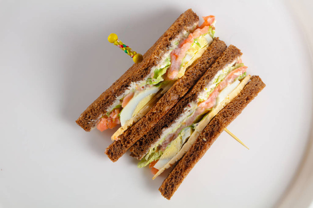 Club-Sandwich mit Fleisch, Käse und Gemüse - Foto, Bild