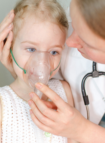 Lääkäri auttaa pieni tyttö tehdä hengitys
 - Valokuva, kuva
