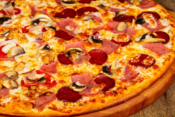 Pizza makkaroita ja juustoa
 - Valokuva, kuva