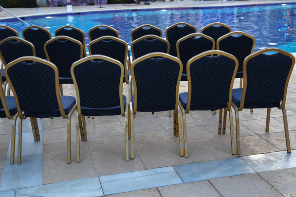 Stühle stehen in Reihen - Foto, Bild