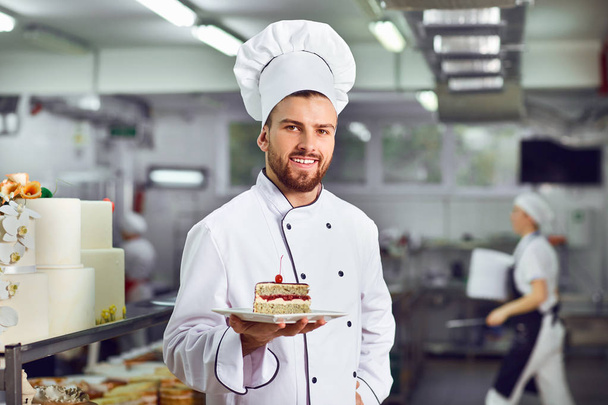 A confectioner with dessert in his hands. - Foto, Bild