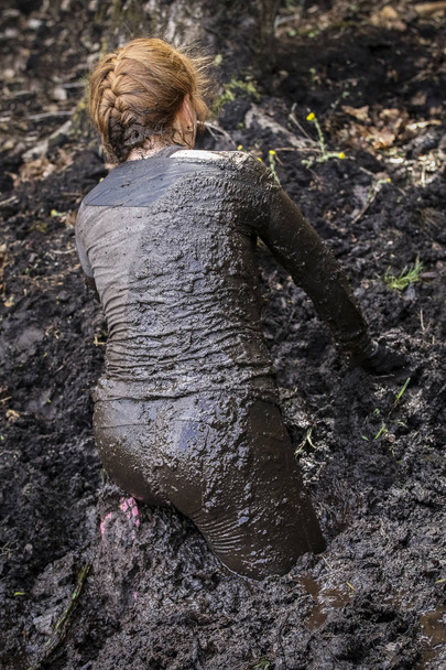 Δρομείς αγώνα λάσπης κατά τη διάρκεια ακραίων εμπόδιο αγώνων - Φωτογραφία, εικόνα