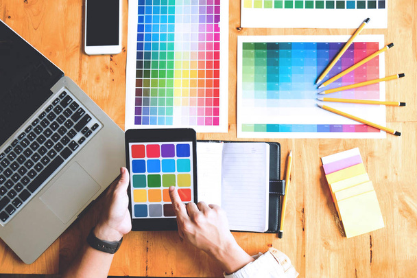Os designers gráficos usam o tablet para escolher cores do exemplo da barra de cores para ideias de design, desenhos criativos do conceito de designers gráficos
. - Foto, Imagem
