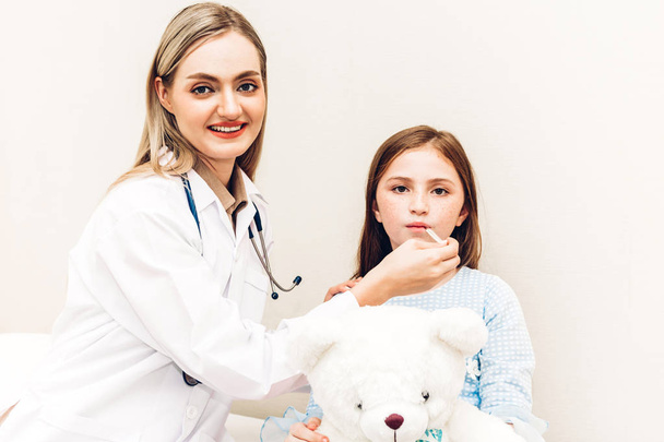 Danışmanlık ve hastanede küçük kız ile danışmanlık doktor. Küçük bir kız sick.healthcare ve tıp vardır - Fotoğraf, Görsel