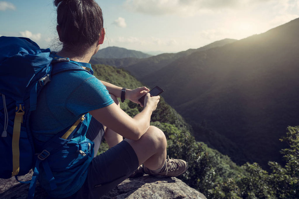 Sikeres nő természetjáró használ smartphone, a túrázás, utazás - Fotó, kép