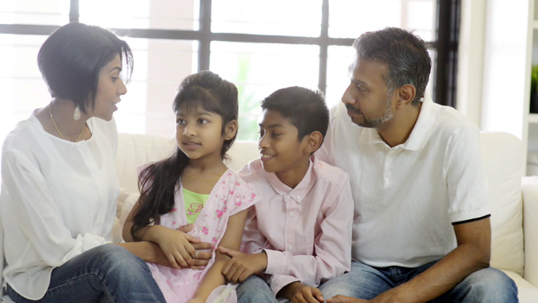 Retrato da família indiana estilo de vida interior em casa
. - Filmagem, Vídeo